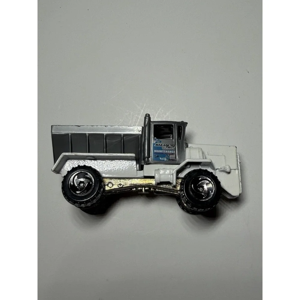 Hot Wheels 1:64 Oshkosh Snow Plow Avalanche Express Diecast Truck White Gray